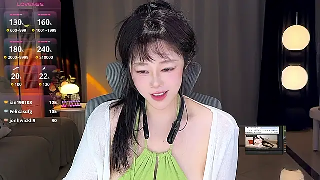 Snapshot of sweateanv_ chatting on December 29, 10:56 am sweateanv online show from December 29, 10:56 am