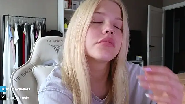 Snapshot of Maya_Rave chatting on July 5, 3:23 am Maya Rave online show from July 5, 3:23 am