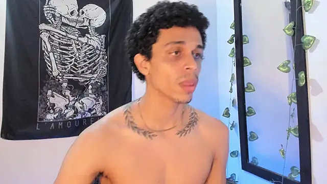 Snapshot of Aroonn_b chatting on January 24, 10:41 pm Aroonn b online show from January 24, 10:41 pm