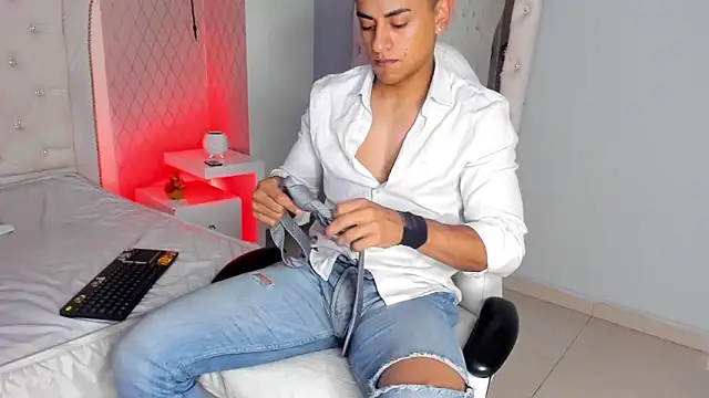 Snapshot of Lucii_fer_ chatting on February 6, 11:35 am Lucii fer online show from February 6, 11:35 am