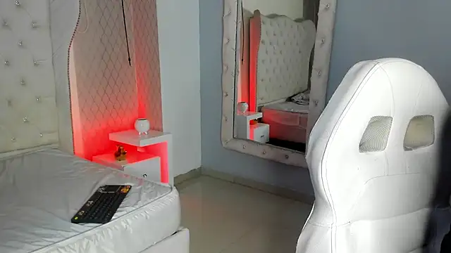 Snapshot of Lucii_fer_ chatting on February 7, 11:25 am Lucii fer online show from February 7, 11:25 am