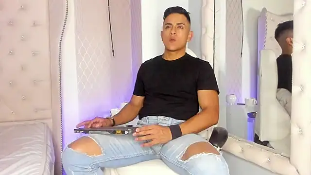 Snapshot of Lucii_fer_ chatting on February 10, 11:25 am Lucii fer online show from February 10, 11:25 am