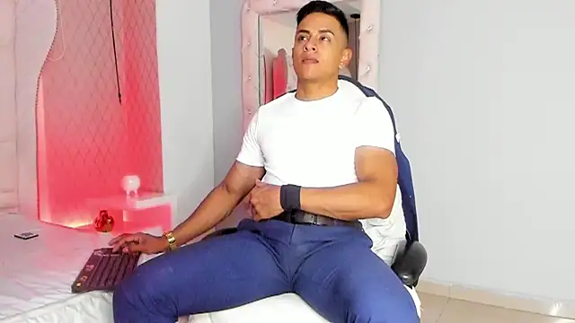 Snapshot of Lucii_fer_ chatting on February 12, 11:27 am Lucii fer online show from February 12, 11:27 am