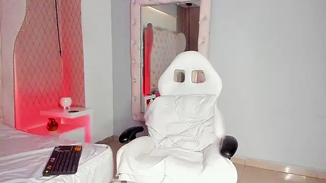 Snapshot of Lucii_fer_ chatting on February 19, 11:39 am Lucii fer online show from February 19, 11:39 am