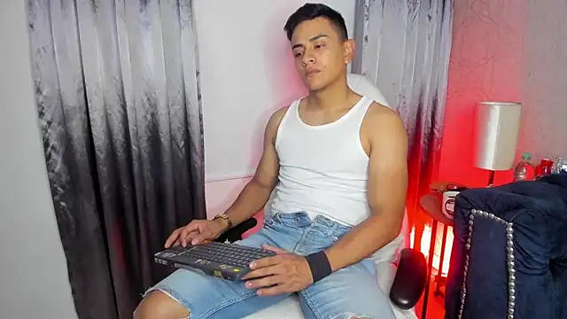 Snapshot of Lucii_fer_ chatting on February 20, 11:32 am Lucii fer online show from February 20, 11:32 am