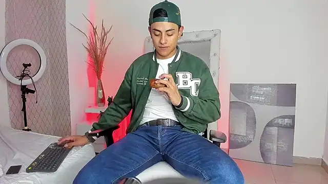 Snapshot of Lucii_fer_ chatting on April 28, 11:59 am Lucii fer online show from April 28, 11:59 am