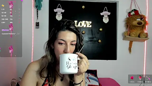 Snapshot of queen-natty chatting on December 5, 1:47 am queen-natty online show from December 5, 1:47 am