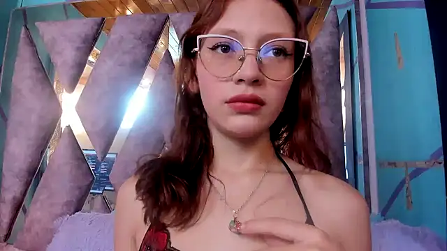 Snapshot of LARICSABLUE chatting on February 23, 3:56 am LARICSABLUE online show from February 23, 3:56 am