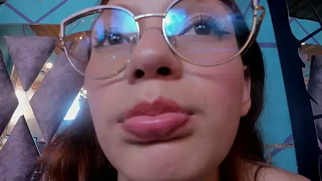 Snapshot of LARICSABLUE chatting on February 25, 5:41 am LARICSABLUE online show from February 25, 5:41 am