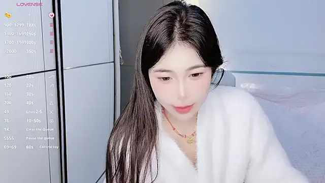 Snapshot of White-Star chatting on February 6, 2:04 pm White-Star online show from February 6, 2:04 pm