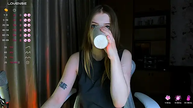 Snapshot of princessaalicc chatting on December 14, 1:49 pm princessaalicc online show from December 14, 1:49 pm