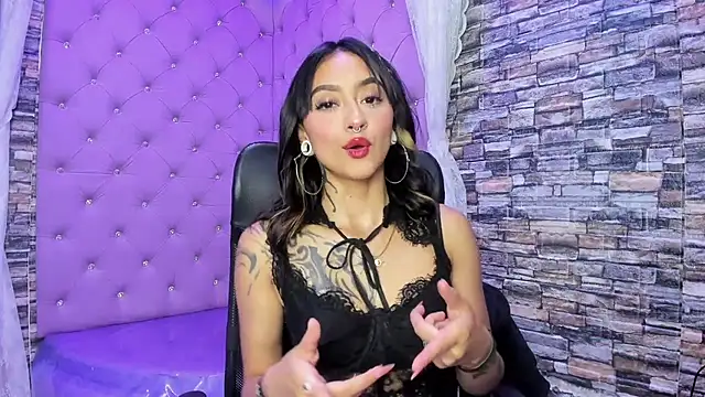 Miaa Thopmson online show from October 21, 3:57 pm