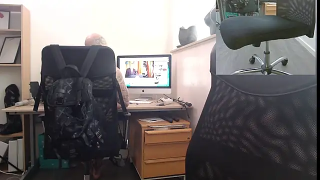Snapshot of EdgesOfReality chatting on February 16, 9:49 am EdgesOfReality online show from February 16, 9:49 am