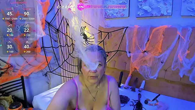 Snapshot of miisevvie_ chatting on October 31, 4:13 am miisevvie online show from October 31, 4:13 am