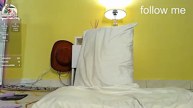 zoey-fox online show from January 4, 9:43 am