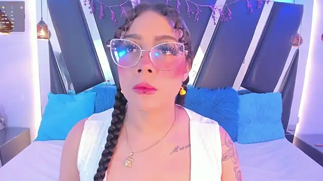 Snapshot of antonelllepiercee chatting on June 23, 11:41 am antonelllepiercee online show from June 23, 11:41 am