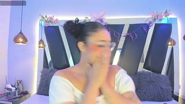 Snapshot of antonelllepiercee chatting on July 2, 11:16 am antonelllepiercee online show from July 2, 11:16 am