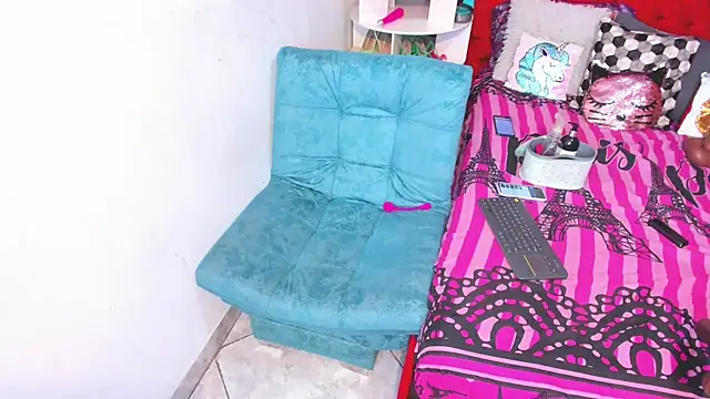 Snapshot of larafoxter chatting on February 13, 10:39 pm larafoxter online show from February 13, 10:39 pm