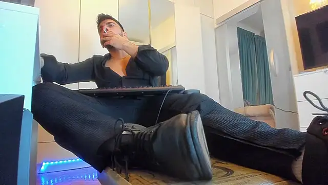 Snapshot of welcometo_hell chatting on October 18, 1:45 pm welcometo hell online show from October 18, 1:45 pm