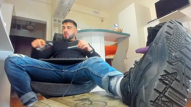 Snapshot of welcometo_hell chatting on November 12, 8:19 pm welcometo hell online show from November 12, 8:19 pm