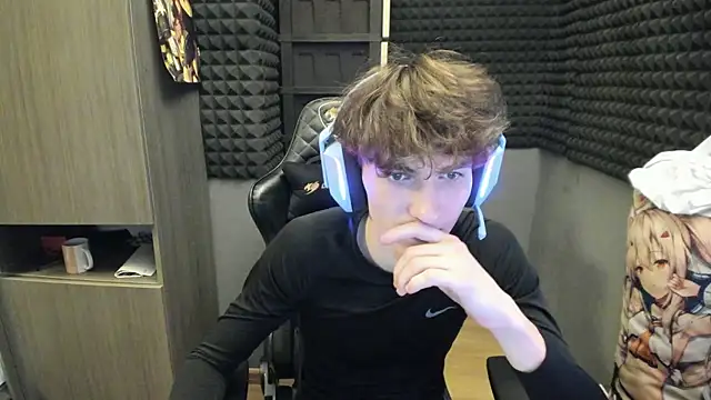 Snapshot of bambelbye chatting on December 6, 7:34 pm bambelbye online show from December 6, 7:34 pm