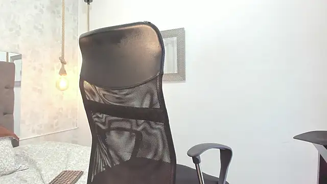 Snapshot of maddy_cooper_ chatting on December 4, 1:14 am maddy cooper online show from December 4, 1:14 am