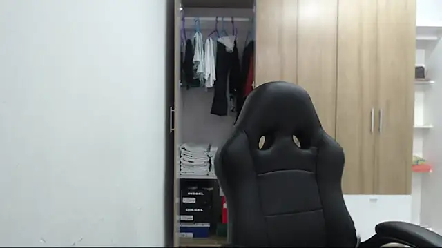 RoxanaLove9 online show from February 18, 8:27 pm