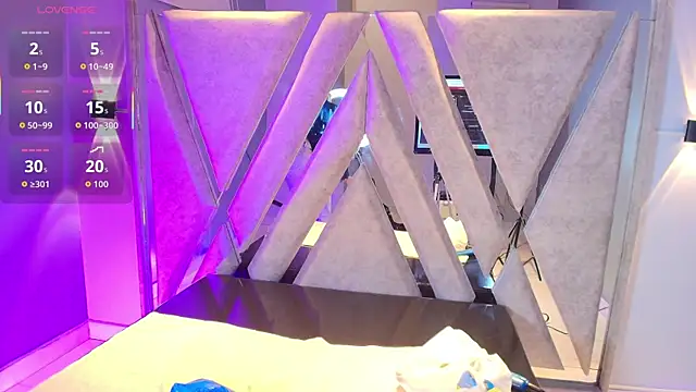 Annie9  online show from November 17, 9:20 pm