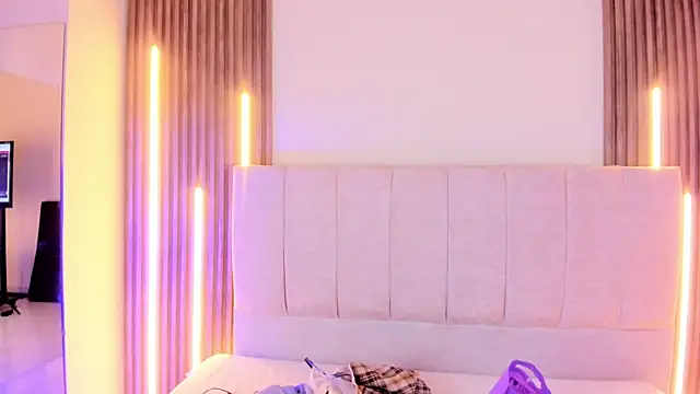 Annie9  online show from April 17, 3:31 am