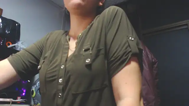 Snapshot of Lucianaferro_ chatting on November 1, 9:44 am Lucianaferro online show from November 1, 9:44 am