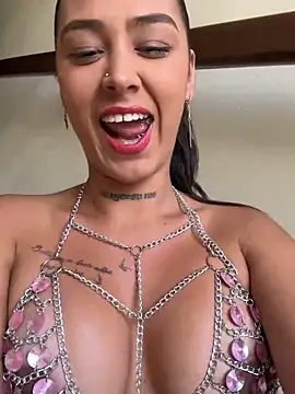 paisitahot1975 online show from February 19, 7:05 pm