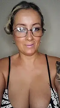 Snapshot of DesireSatler chatting on February 2, 11:53 pm DesireSatler online show from February 2, 11:53 pm