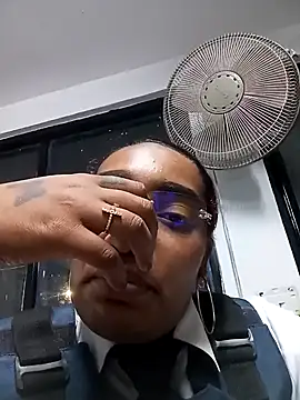 Snapshot of Cinnamon-Skin chatting on December 4, 3:59 am Cinnamon-Skin online show from December 4, 3:59 am