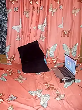 Snapshot of Cinnamon-Skin chatting on January 30, 5:19 am Cinnamon-Skin online show from January 30, 5:19 am