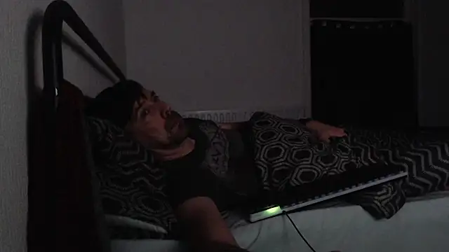 Snapshot of willybewild chatting on November 8, 2:01 am willybewild online show from November 8, 2:01 am