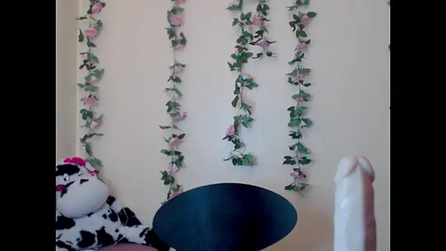 Snapshot of Saloome- chatting on June 15, 7:05 pm Saloome- online show from June 15, 7:05 pm