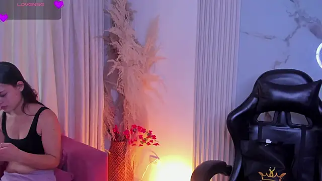 Snapshot of HannaRhodes chatting on April 28, 2:44 pm HannaRhodes online show from April 28, 2:44 pm