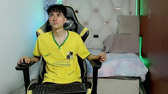 johnny cagee online show from October 20, 5:30 am