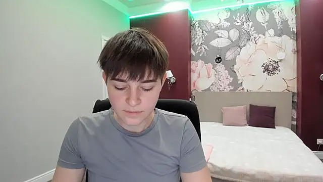 EmiliaYours online show from November 16, 2:44 pm