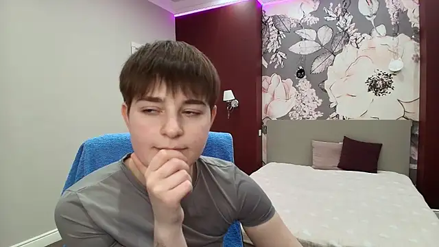 EmiliaYours online show from March 29, 2:06 pm