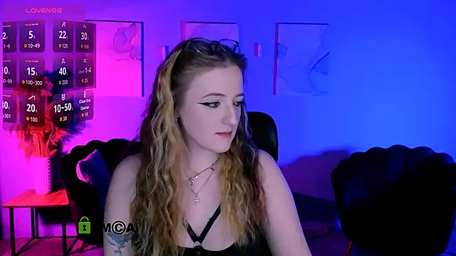 luna berryy online show from April 7, 7:25 pm