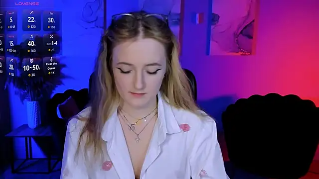 luna berryy online show from April 8, 8:20 pm