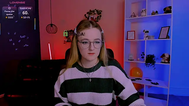 luna berryy online show from April 12, 7:30 pm