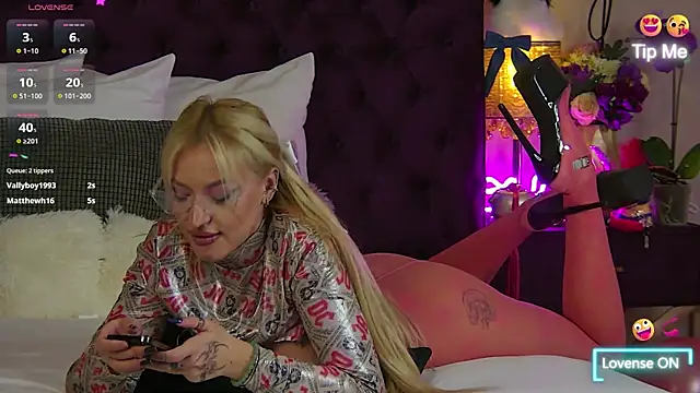 Snapshot of MazeSin chatting on February 9, 3:43 am MazeSin online show from February 9, 3:43 am