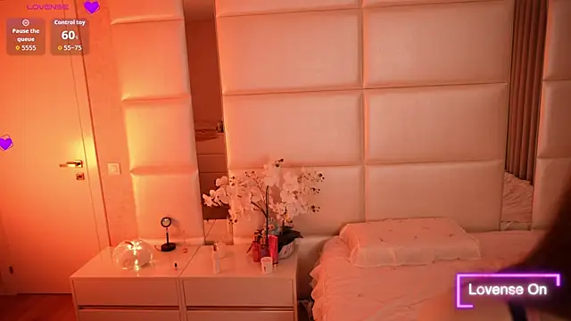 Lilly Colins online show from October 23, 6:50 pm