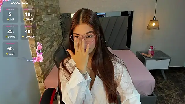LIANEUMANN online show from December 7, 7:32 pm