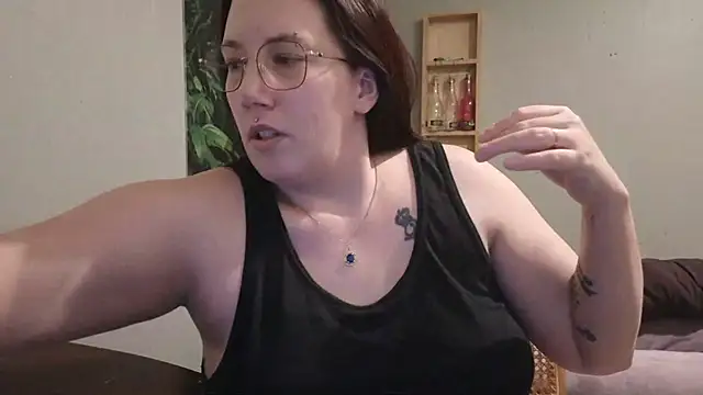 Snapshot of ThickGirlsDoItBetter chatting on March 22, 1:00 am ThickGirlsDoItBetter online show from March 22, 1:00 am