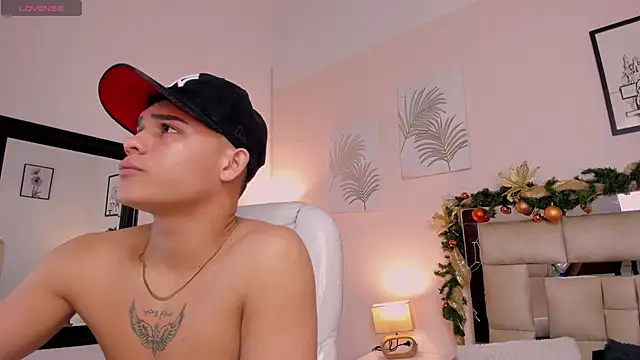 Snapshot of saraandstiven chatting on December 27, 3:42 am saraandstiven online show from December 27, 3:42 am