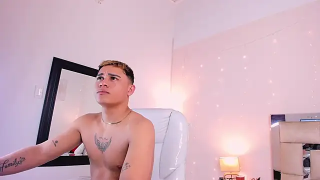 Snapshot of saraandstiven chatting on January 23, 7:22 am saraandstiven online show from January 23, 7:22 am