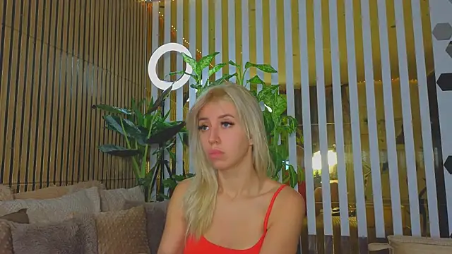 Snapshot of -Violetttttka chatting on October 4, 9:02 pm -Violetttttka online show from October 4, 9:02 pm